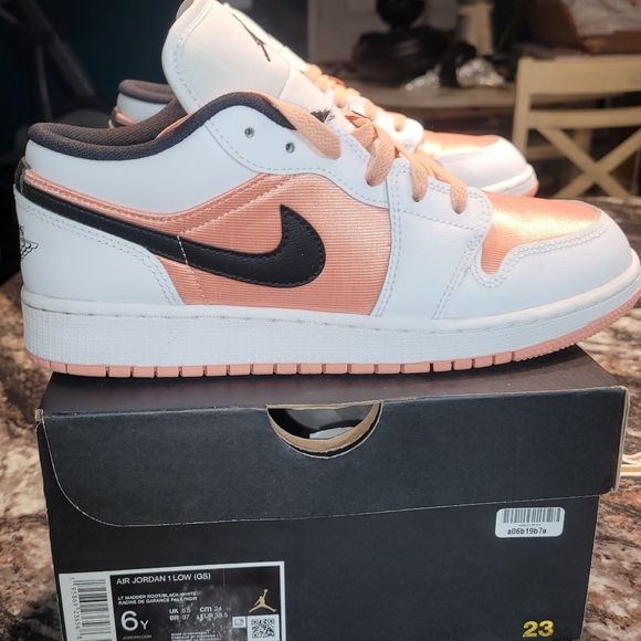Womans air jordan 1 nike light coral 6y is sz 7 woman - Picture 2 of 5